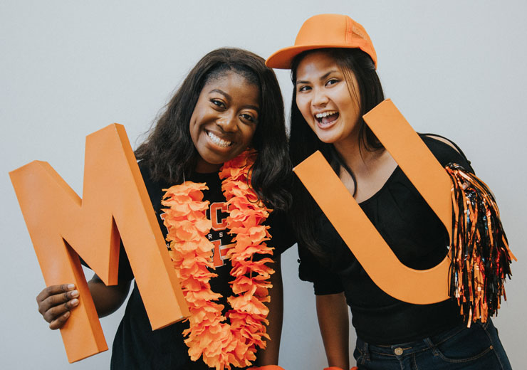 Students with MU Sign