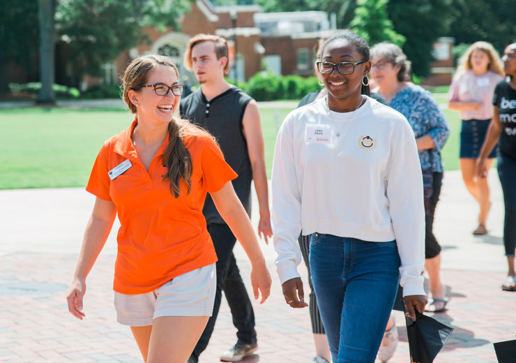Admissions student worker leading a transfer student tour