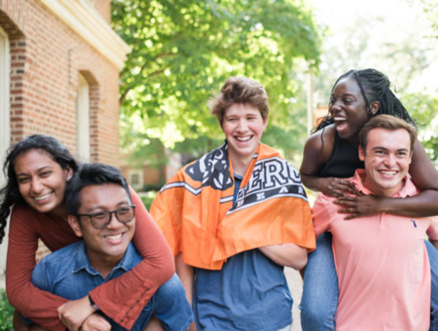 Five students posing for a photo with a mercer bears flagåç